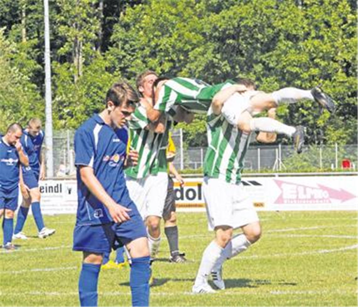 Sternenfelser Teamgeist: Tobias Kugler (re.) und Rony Kastner nehmen Dennis Christian nach dessen Treffer zum 5:1 Huckepack. Foto: Eigner