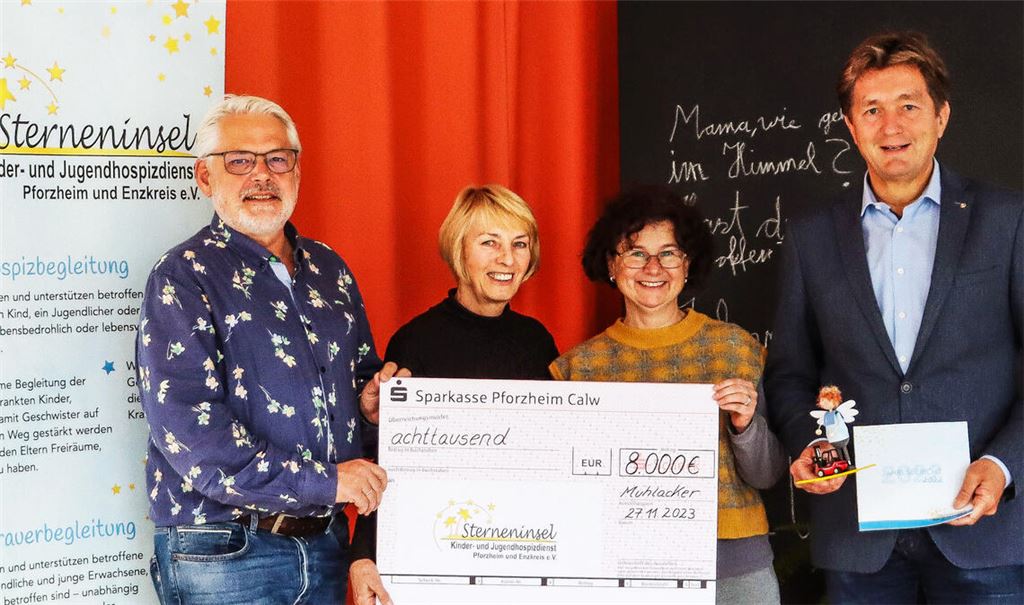 Sterneninsel-Vorsitzender Thorsten Gieske (v.li.), Marion Bogner, ehrenamtliche Mitarbeiterin, und Carola Söder, Koordinatorin Hospizbegleitungen, freuen sich über die Weihnachtsspende von 8000 Euro, überreicht durch Geschäftsführer Michael Craiss. Foto: Craiss