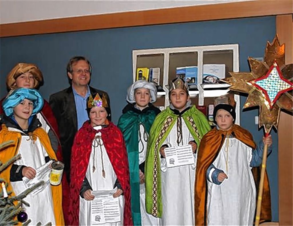 Sternsinger bei Bürgermeister Werner Henle im Ötisheimer Rathaus. 