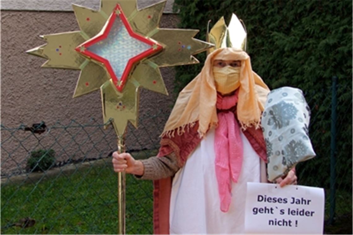 Sternsinger mit Stern und Spendenkescher können in diesem Jahr leider nicht zu den Menschen kommen. Die Corona-Pandemie lässt das Singen an der Haustür nicht zu. Foto:.privat