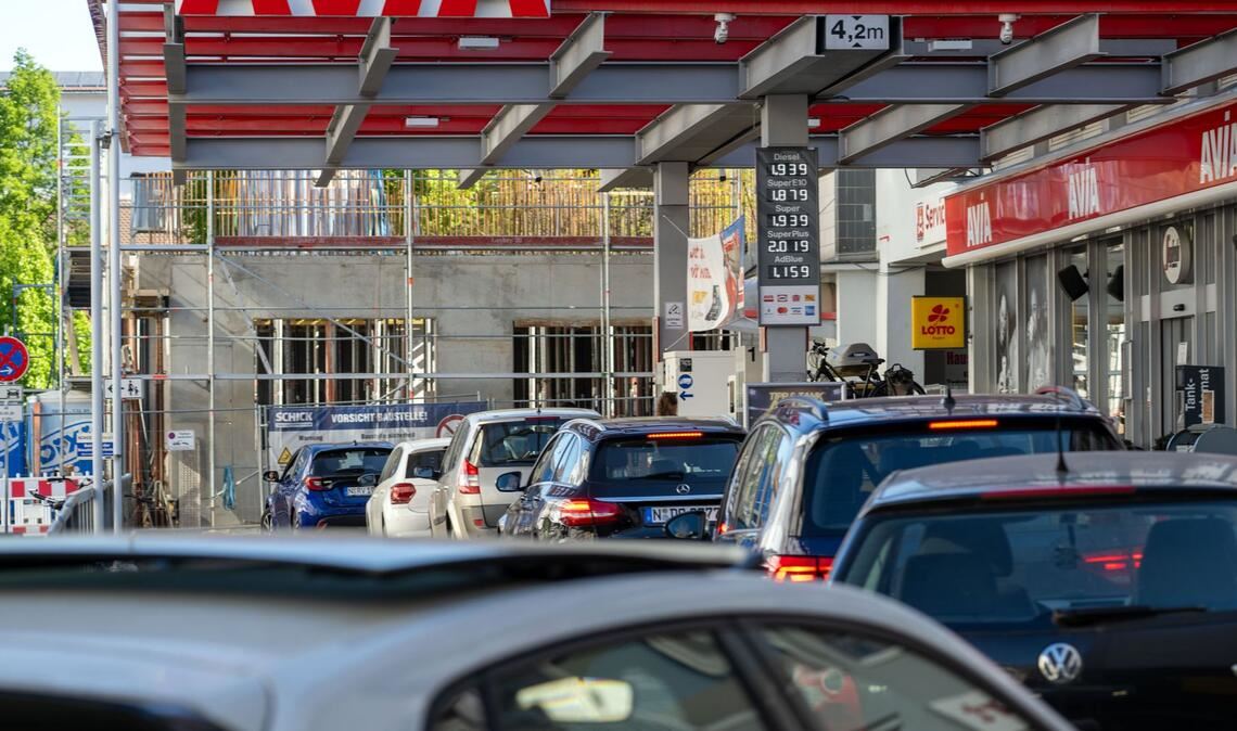 Steuersenkung: Autos stehen am 1. Mai an Tankstellen in Nürnberg Schlange