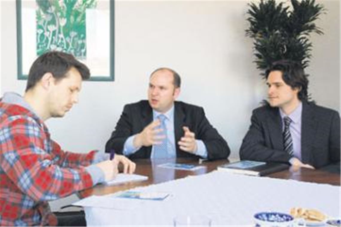 Steven Schüller (v.re.) und Jörg Walter von den Wirtschaftsjunioren reden beim Redaktionsbesuch Klartext und stellen ihr Jahresprogramm vor. Oft würden Jungunternehmer von der Politik allein gelassen und nach wie vor gebe es zu viel Bürokratie, beklagen die Gäste unserer Zeitung. Foto: Franz