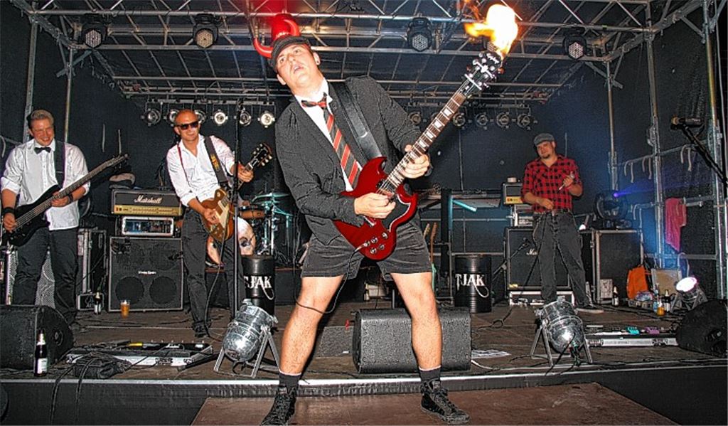 Steven Strohmeier (Bass; v.li.), Michael Beck (Gitarre), Stefan Grossmann (AC/DC) und Matthias Noack (Gesang) sorgen für prächtige Stimmung.