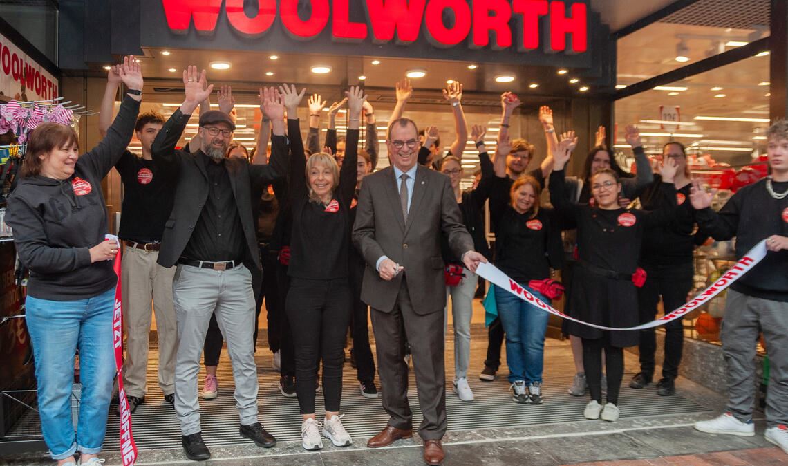 Stilecht darf Oberbürgermeister Frank Schneider die Schere zur Eröffnung ansetzen. Immerhin sind die Erwartung an die Zugkraft des Warenhauses hoch. Fotos: Fotomoment