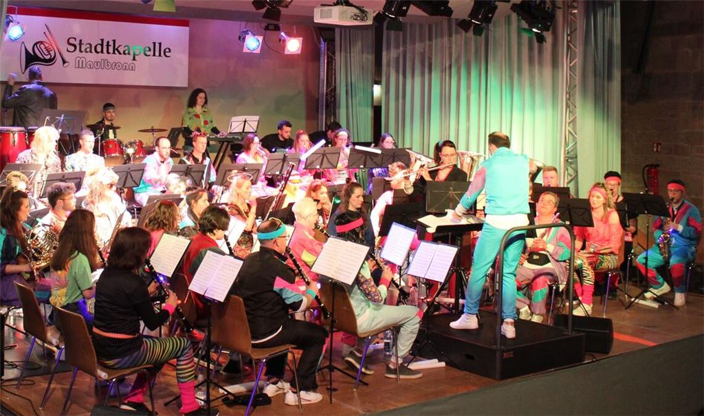 Stilecht in Neon-Leggings und Aerobic-Outfits begeistert das große Blasorchester die Zuschauer mit den Hits der Achtziger und Neunziger. Fotos: Gießler