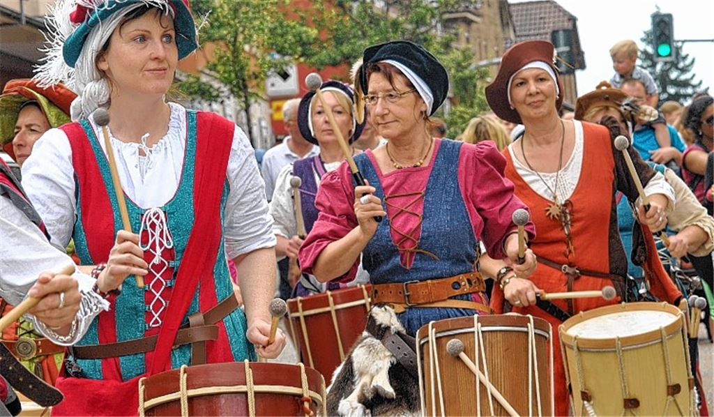 Stilecht zieht der Festumzug mit 500 Teilnehmern in Richtung Kloster. Dort treffen sich fröhliches Volk und formidable Ritter. Fotos: Stahlfeld