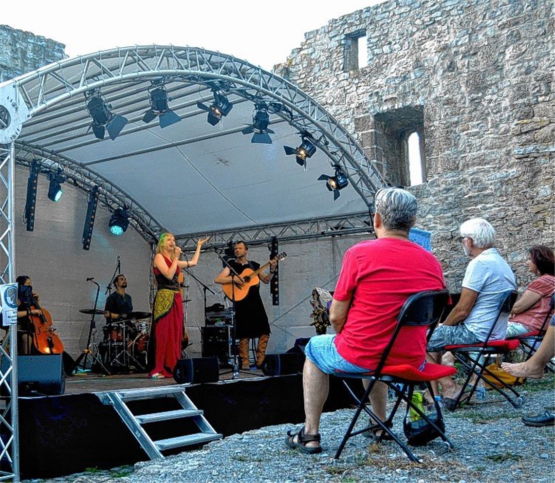 Mystisches mit Gesang und Gaukelei
