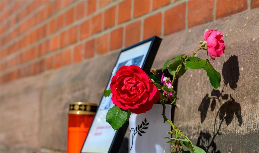 Stilles Gedenken am Bahnhof Friedland: Rosen und Kerze erinnern an die verstorbene Jugendliche.