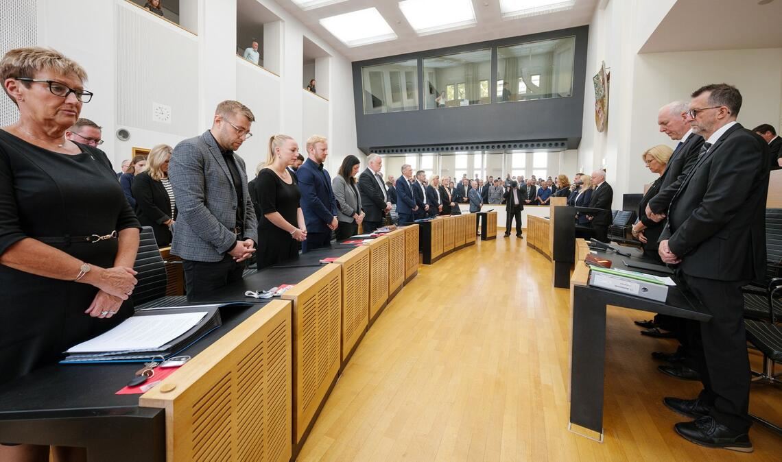 Stilles Gedenken im saarländischen Landtag. Die saarländische Landesregierung hatte zu einer Schweigeminute für den in Völklingen im Dienst getöteten Polizisten aufgerufen.