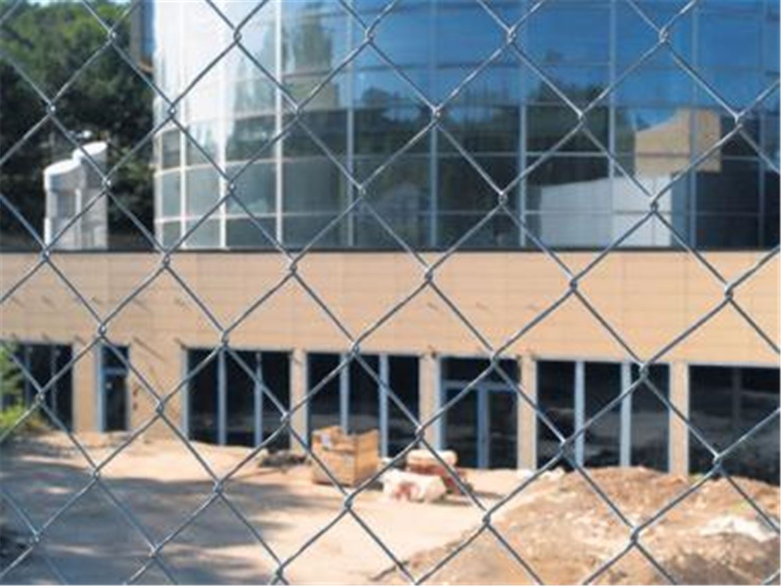 Stillstand: Schon bevor die Etzel GmbH im März Insolvenz anmeldete, waren die Arbeiten am Büroturm wegen akuten Geldmangels des Bauherrn ins Stocken geraten. 
Foto: Eier