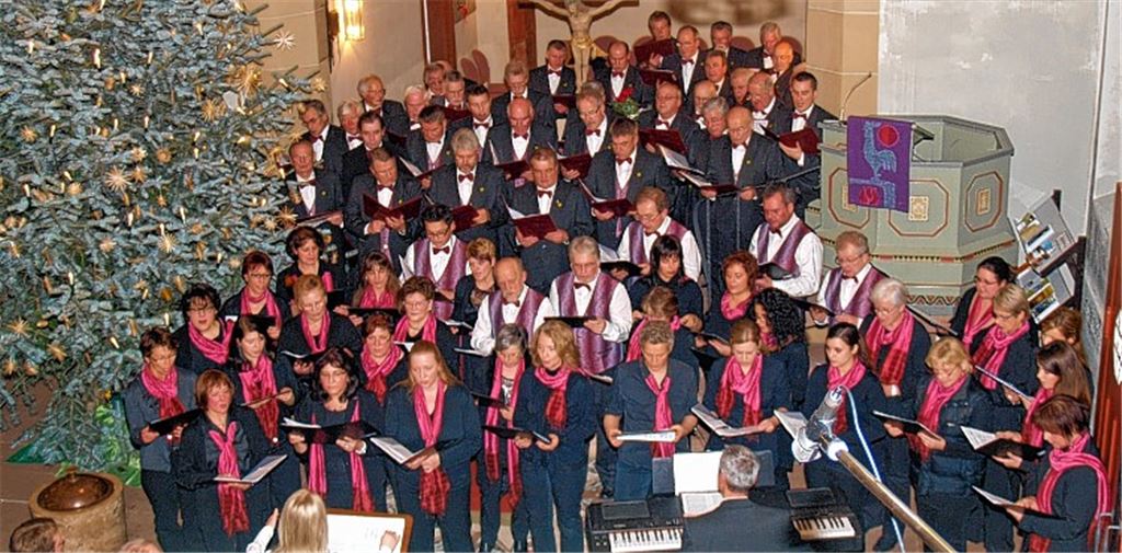 Stimmgewaltiger Auftritt: In der voll besetzten Ötisheimer Michaelskirche stellen der Große Chor, der Kleine Chor und der Junge Chor ihr Können unter Beweis.