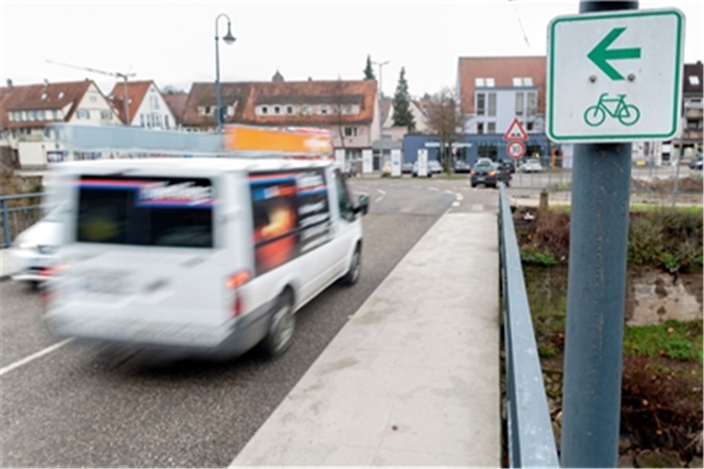 Stimmt die Richtung? Wenige Wochen vor dem Startschuss zum Bau einer neuen Herrenwaagbrücke ist eine Diskussion um die Abläufe und um die Situation der Radfahrer entbrannt. Foto: Fotomoment