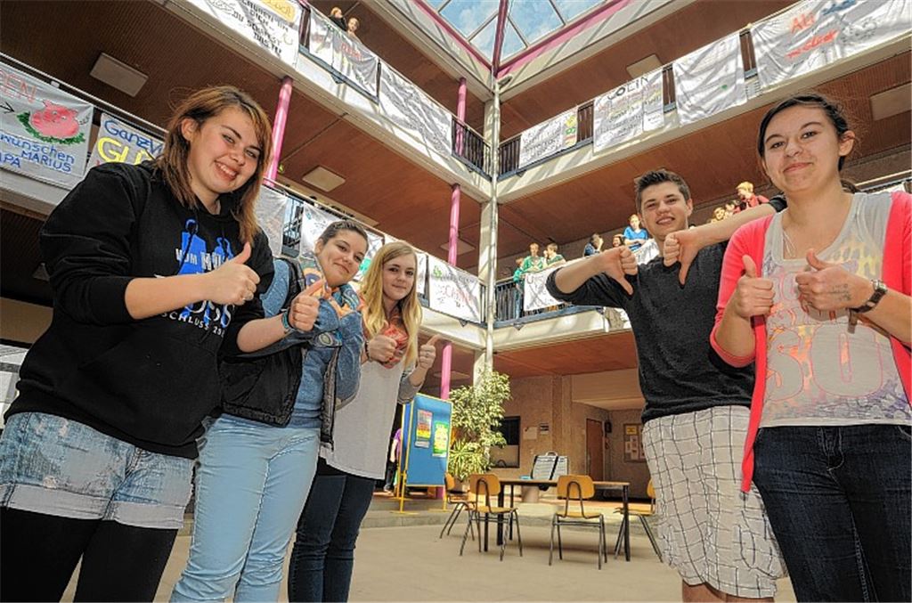 Stimmungsbild: Die Daumen gehen vor dem Startschuss für die Abschlussprüfung an der Mörike-Realschule mehrheitlich hoch. 
