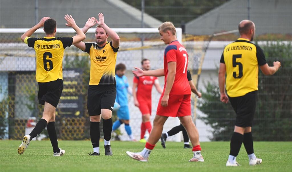 Stimmungsbild: Während Lienzingens Kapitän Dominik Seifert nach einem Tor mit Manuel Pfisterer abklatscht, wirken die Ötisheimer – hier Tim Eier – ernüchtert. Fotos: Schüller