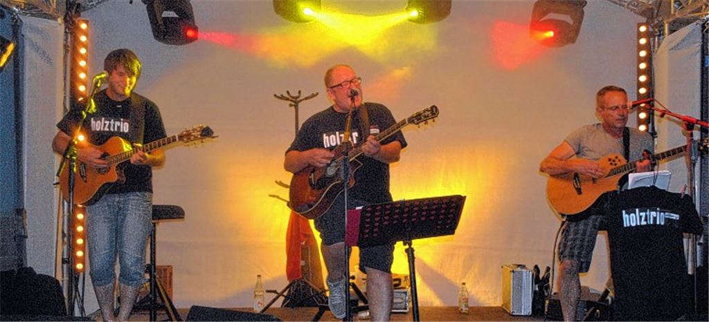 Stimmungsgarant: das Holztrio. Die beliebte Band hat am Samstagabend viele Konzertfreunde in die Mühlacker Innenstadt gelockt. Fotos: Stahlfeld