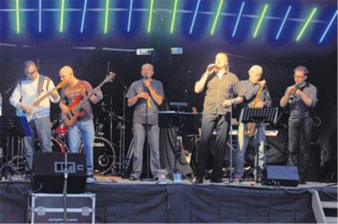 Stimmungsgaranten: Die Band Besser lockt rund 200 Besucher auf das Gelände des Tennisclubs Mühlacker, der mit dem Open-Air-Konzert eine Premiere feiert.
Foto: Fotomoment