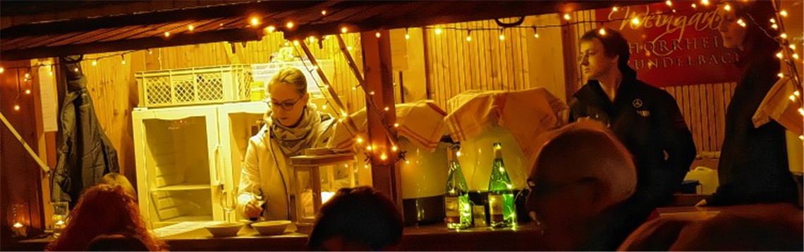 Stimmungsvoll: Das Glühweinfest auf dem Kelterplatz lockt – trotz milder Temperaturen – am Freitagabend wieder viele Menschen in die Innenstadt. Fotos: Friedrich