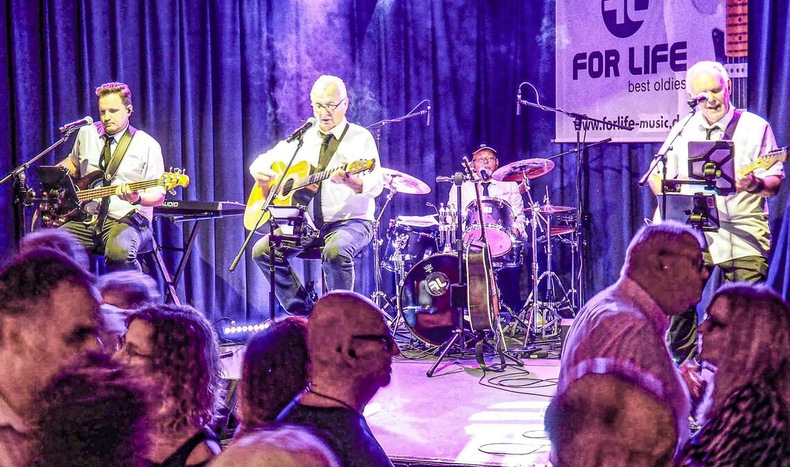 Stimmungsvoll beleuchtet, entführt die Band in die 60er und 70er Jahre. Foto: Müller