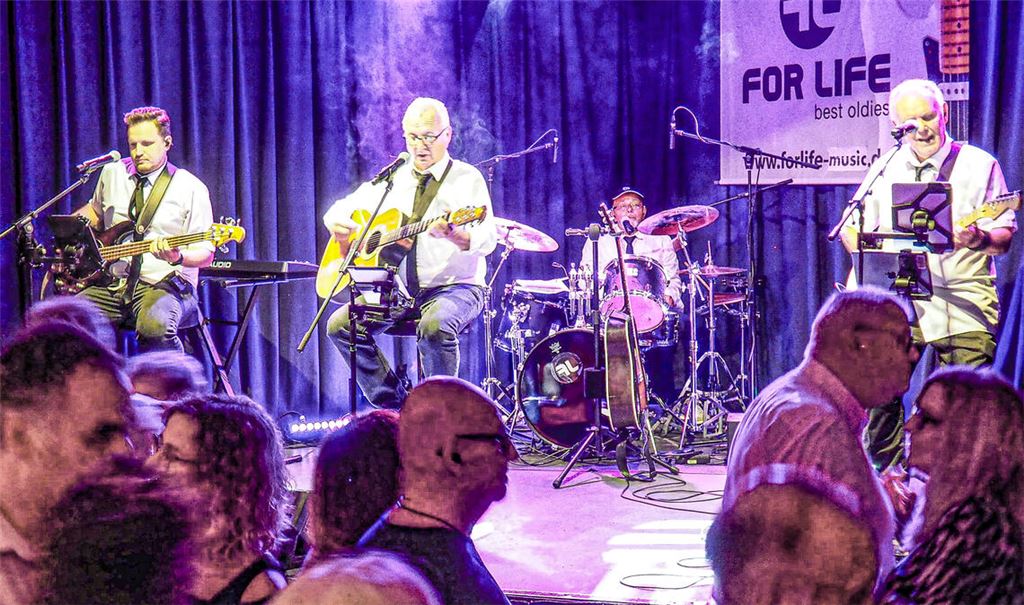 Stimmungsvoll beleuchtet, entführt die Band in die 60er und 70er Jahre. Foto: Müller