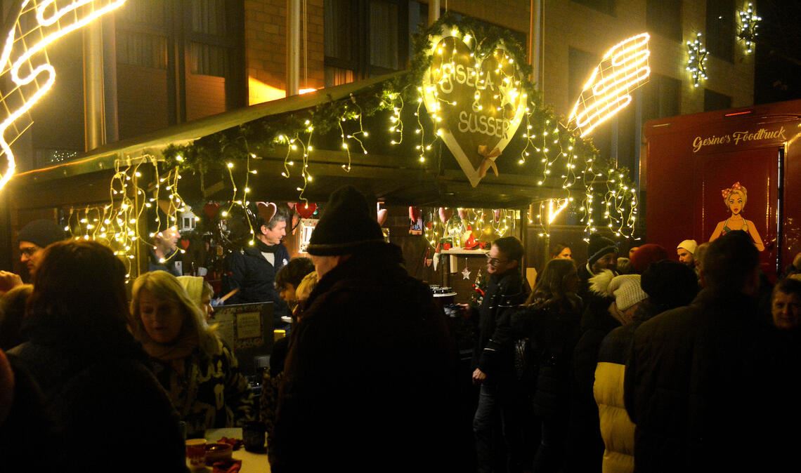 Stimmungsvoll beleuchtete Stände locken zahlreiche Besucherinnen und Besucher an. Die Bilanz der Beteiligten fällt positiv aus. Fotos: Stahlfeld