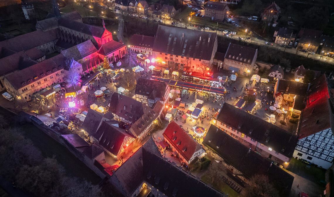 Stimmungsvolle Kulisse: Das Kloster Maulbronn ist die perfekte Umgebung für den Weihnachtsmarkt, der einmal mehr unzählige Besucher anzieht. Foto: Fotomoment