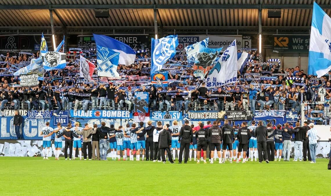 Stimmungsvoller Abend auf der Waldau: Die Kickers-Spieler feiern gemeinsam mit ihren Fans.