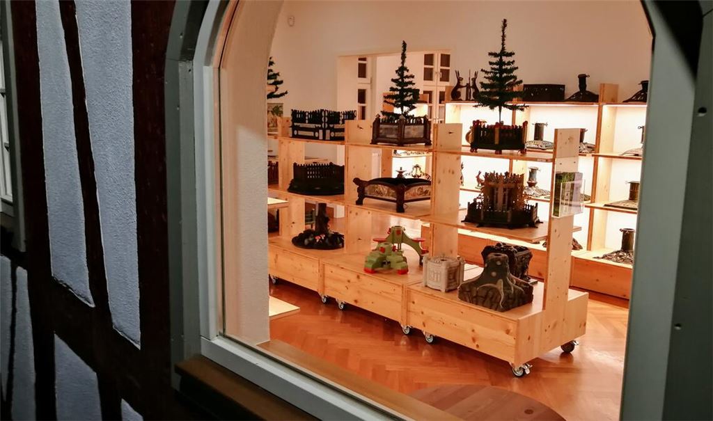 Stimmungsvoller Einblick ins Christbaumständermuseum. Gruppenführungen sind dort auch im Hochsommer möglich. Fotos: Christbaumständer Museum Mühlacker/Fotomoment Volker Henkel
