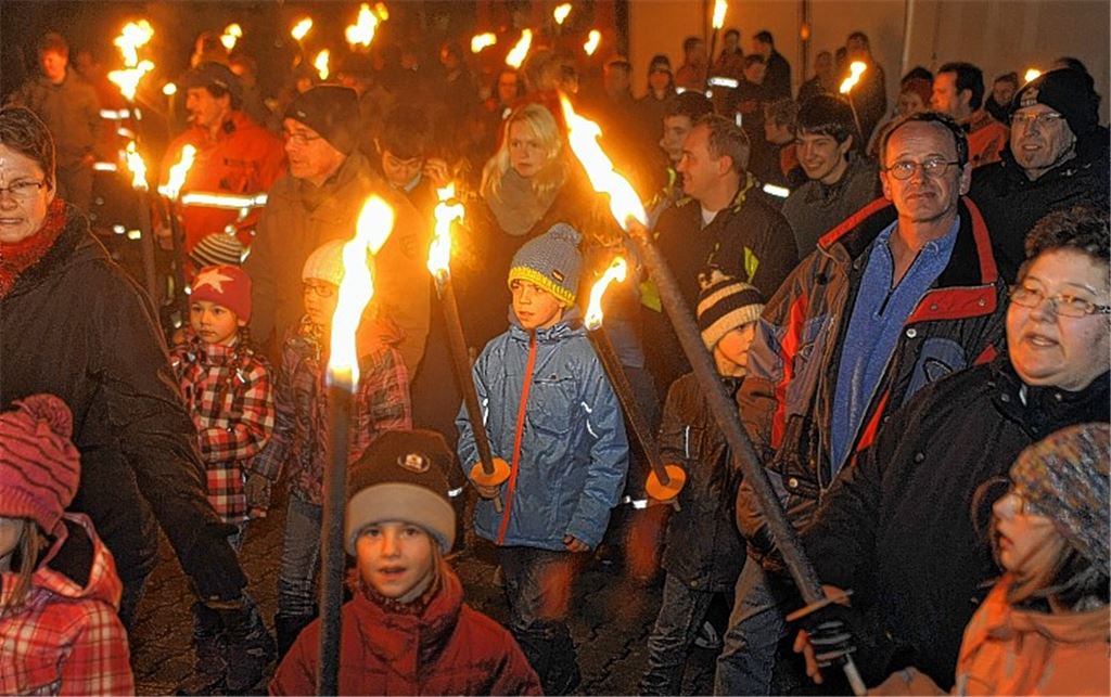 Stimmungsvolles Bild: Ein Fackelzug mit rund 100 Teilnehmern erregt in Zaisersweiher Aufmerksamkeit. 