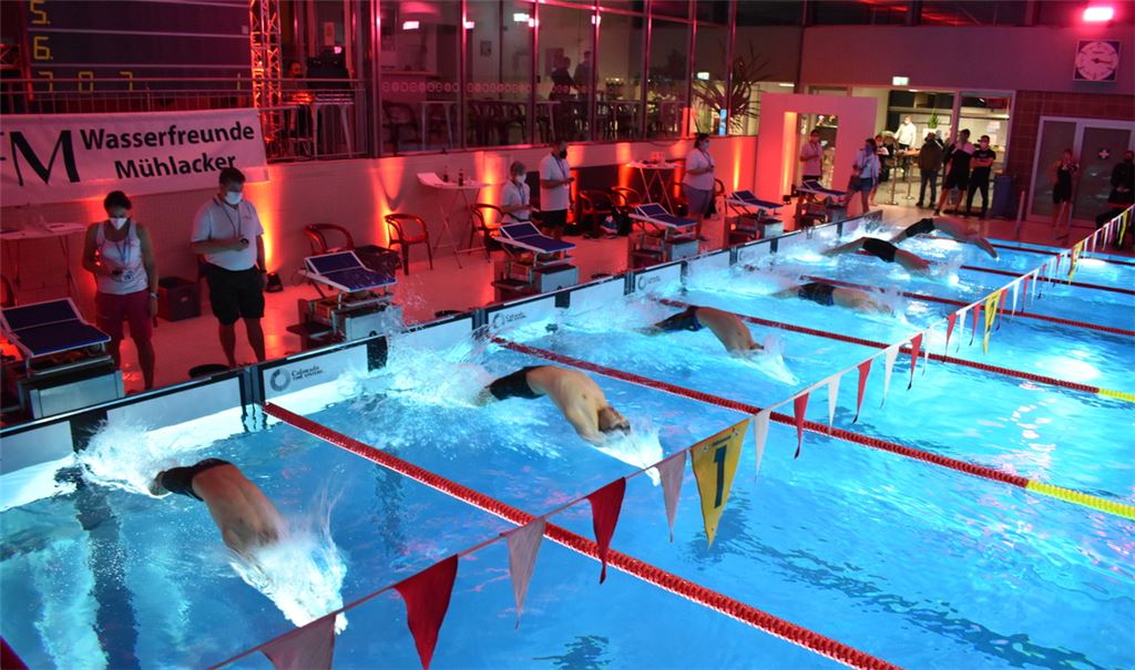 Stimmungsvolles Licht, spektakuläre Starts – das Herbstmeeting lockt die teilnehmenden Schwimmerinnen und Schwimmer mit viel Atmosphäre nach Mühlacker. Foto: privat