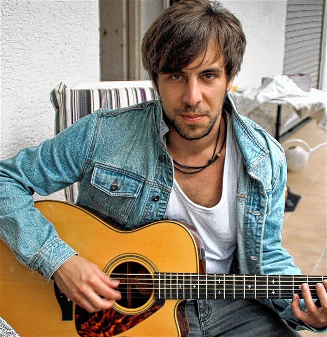 Stippvisite: Auf dem Balkon seines Elternhauses in Waldbronn wird Max Giesinger nicht mehr oft sitzen. Er ist im Begriff, seine Musiker-Karriere in Mannheim fortzusetzen. 