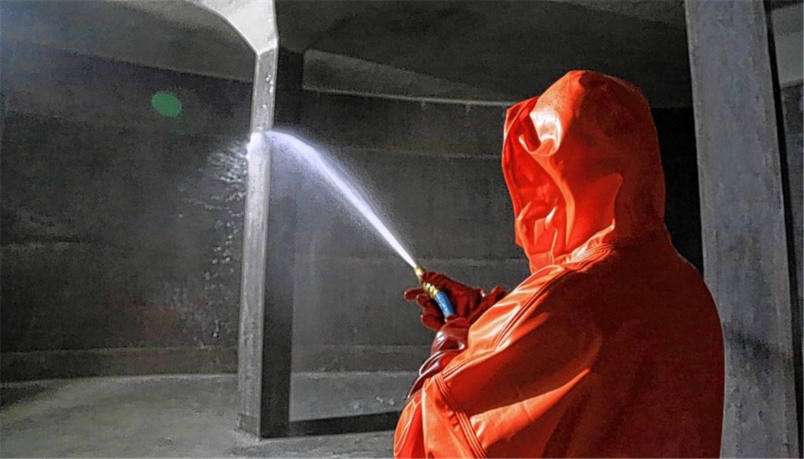 Stippvisite im Untergrund: Etwa eine Woche dauert die Reinigung des 1500 Kubikmeter fassenden Beckens, das 6000 bis 8000 Mühlacker Einwohner mit frischem Trinkwasser versorgt.