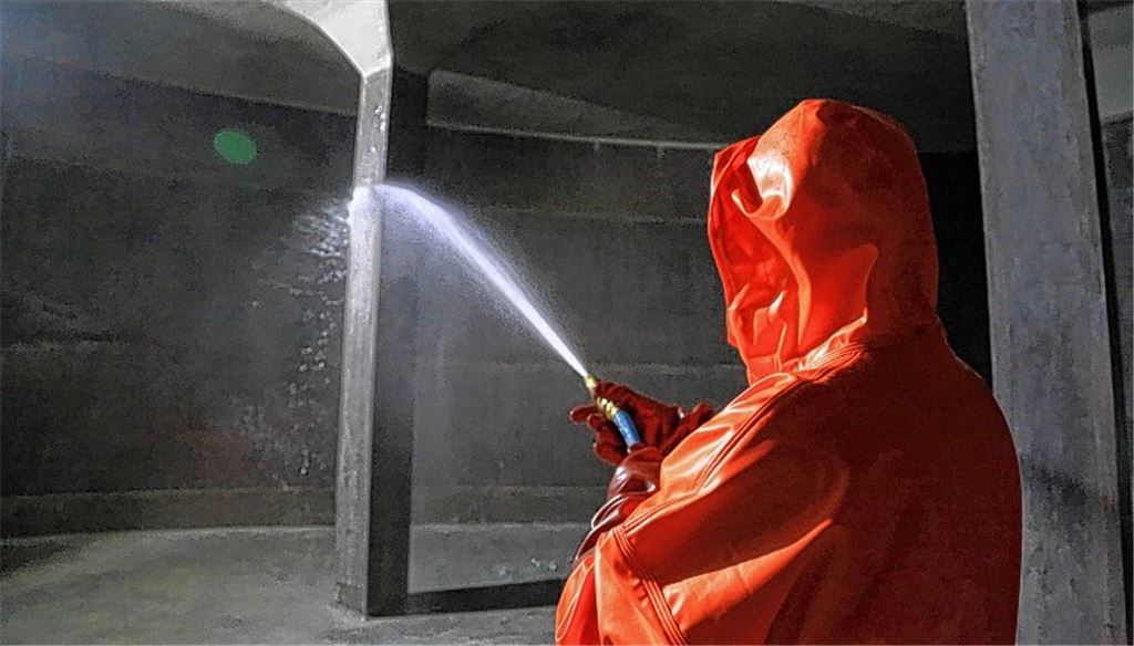 Stippvisite im Untergrund: Etwa eine Woche dauert die Reinigung des 1500 Kubikmeter fassenden Beckens, das 6000 bis 8000 Mühlacker Einwohner mit frischem Trinkwasser versorgt.