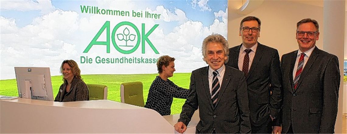 Stippvisite im neuen Kundencenter in Mühlacker: der Vorstandsvorsitzende der AOK in Baden-Württemberg, Dr. Christopher Hermann, zusammen mit Hartmut Keller, Geschäftsführer der AOK-Bezirksdirektion Nordschwarzwald, und dessen Stellvertreter Wolfgang Bauer (v. li.)