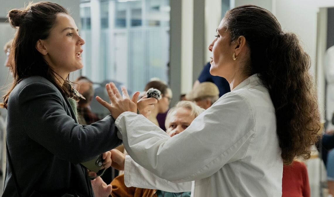 Störfaktor im Krankenhaus: Journalistin Paula Bianchi (Annina Walt) und Klinikchefin Esme Şahin (Beren Tuna, li.).