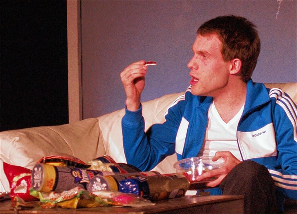 Störtebeker prüft die reiche Beute an Keksen und Gummibärchen. Foto: Filitz