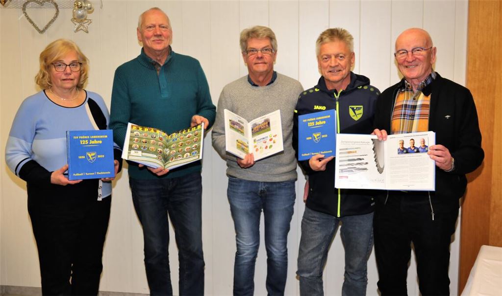 Stolz auf das 29. Jahrbuch, das gleichzeitig das Festbuch zum 125. Geburtstag von Phönix Lomersheim ist: Ingrid Guhl vom Jahrbuch-Team, Reinhard Scholz, der Vorsitzende des Förderkreises, sowie der Vorstand Karlheinz Mannhardt (Vorstand Gesamtverein), Gerd Thieme (Vorstand Sport) und Ulrich Rümmelin (Vorstand Finanzen/v.li.). Foto: Klassen