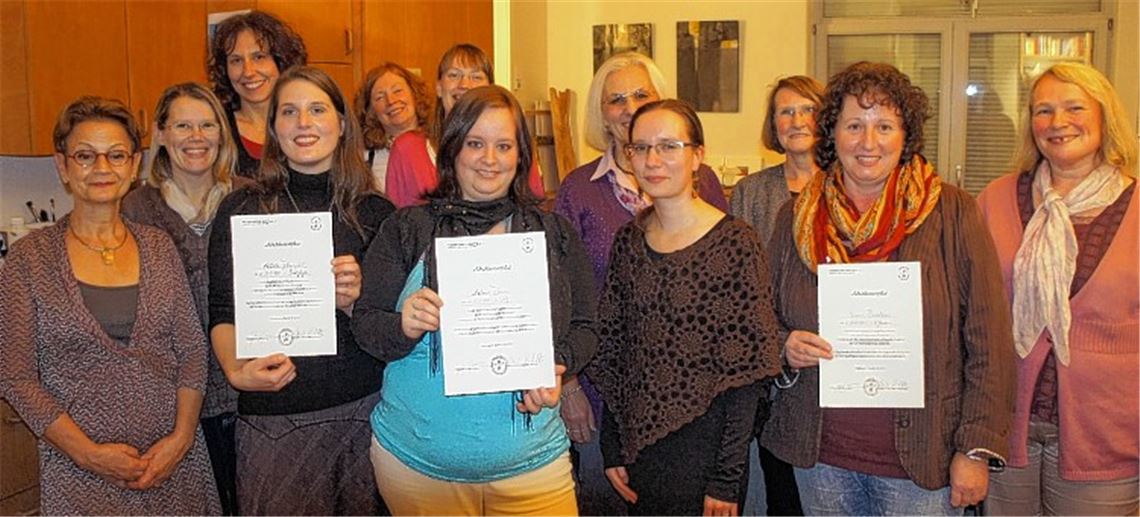 Stolz auf das Erreichte: Die neuen Tagesmütter präsentieren ihre Zertifikate.