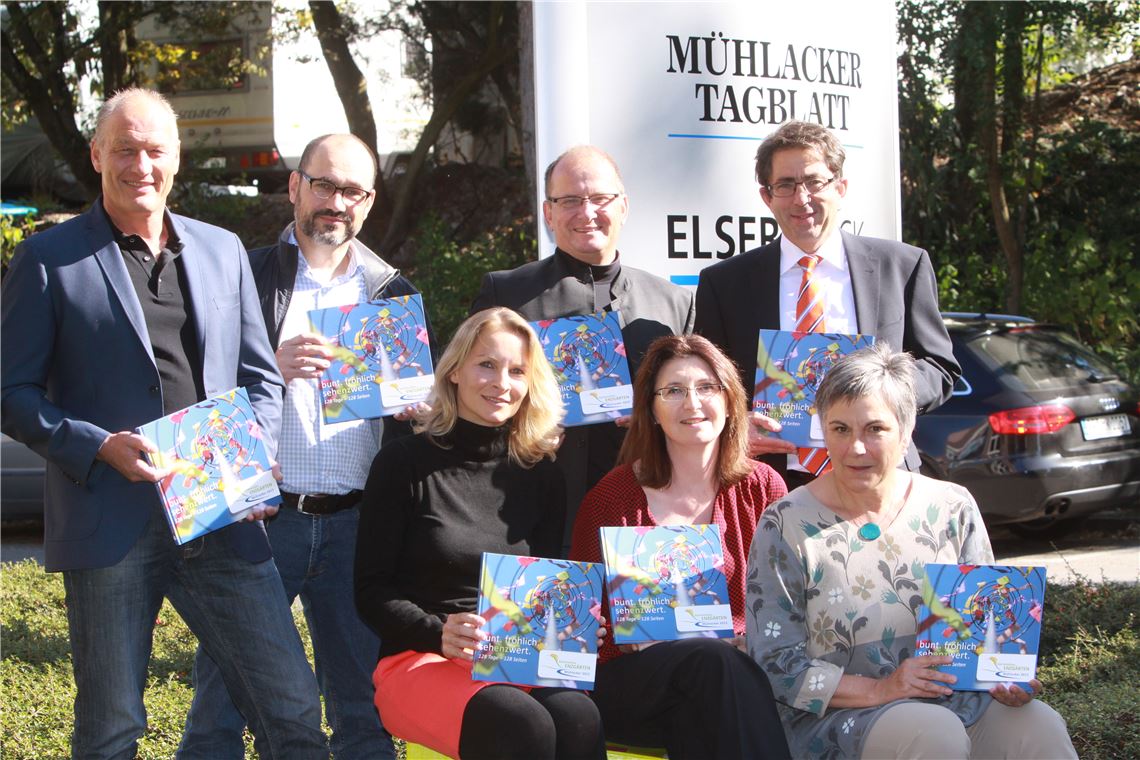 Eine Bilderflut, bunt wie die Gartenschau Stolz auf das gemeinsame Werk (v. re.): Sabine Klotzbücher vom Presseteam der Gartenschau, Verleger Hans-Ulrich Wetzel, Simone Jensen von Jensen Medien Design, Bürgermeister Winfried Abicht, Redakteurin Anja Schröder, Gartenschau-Projektleiter Armin Dauner und Redaktionsleiter Thomas Eier. Foto: Disselhoff
