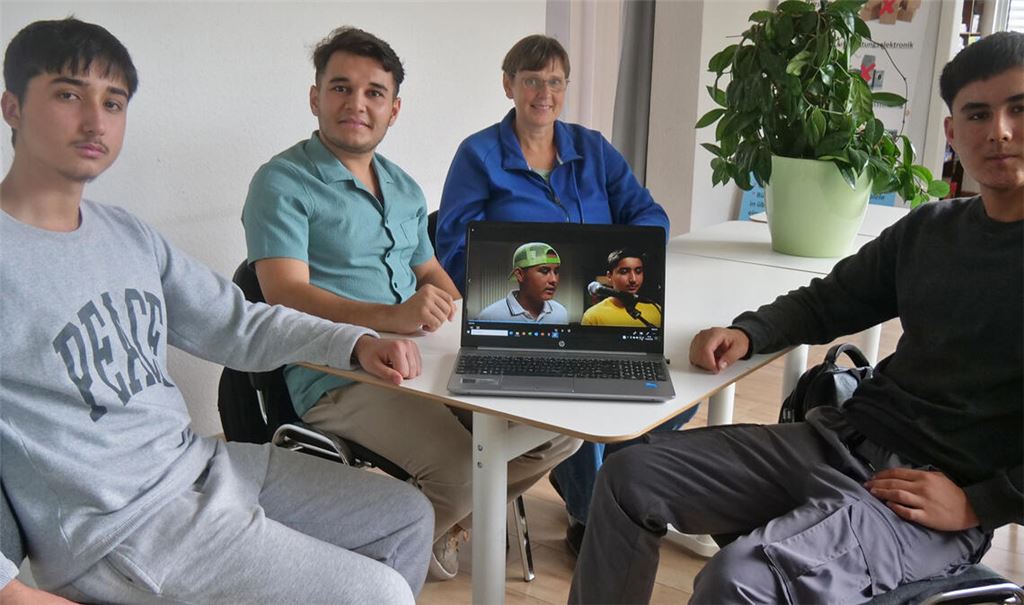 Stolz auf das selbst gedrehte Rap-Video mit eigenem Text: Mehran, Mohammad, Diana Kraft und Ehsan (v. li.). Fotos: Friedrich, privat