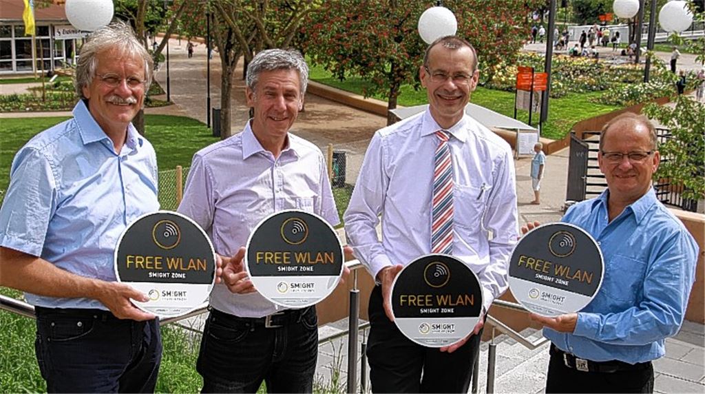 Stolz auf den kostenlosen WLAN-Empfang auf der Gartenschau (v.li.): Stadtwerke-Chef Jürgen Meeh, Rolf Schönhaar (EnBW), Bernhard Palm (NetCom BW) und Bürgermeister Winfried Abicht mit Schildern, die im Bereich von Laternenmasten angebracht werden, die mit einer speziellen Technik ausgestattet sind und so als Sende- und Empfangsstationen genutzt werden können.Foto: Sadler