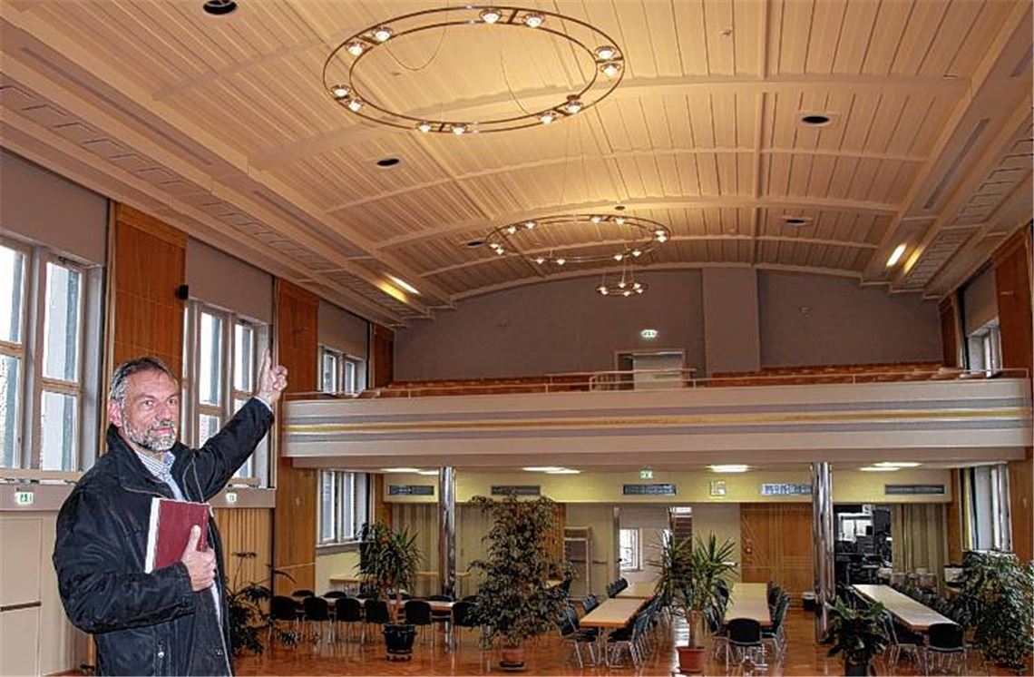 Stolz auf die Sanierung: Eberhard Kübler von der Stadtverwaltung zeigt den „neuen“ Saal mit seiner restaurierten Decke. Im Foyer des Uhlandbaus wurden neue Brandschutztüren eingebaut.