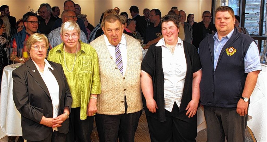 Stolz auf die Wiedereröffnung des „Scharfen Ecks“ nach der abgeschlossenen Renovierung des Mühlacker Restaurants: Ilse Greiner (geborene Frommherz), Heide, Heinz und Karin Frommherz und Projektleiter Ralf Lauer. Foto: Kollros