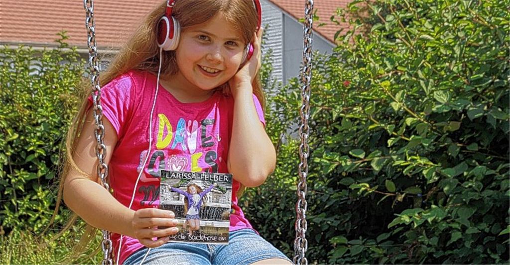 Stolz auf die erste eigene Single: Mit einer Neuauflage des alten Schlagerhits „Pack die Badehose ein“ von Cornelia Froboess ist Larissa Felber ab sofort im Handel vertreten.