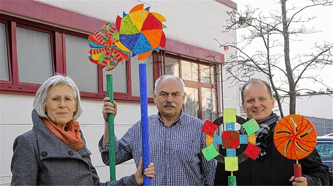 Stolz auf die farbenfrohen Mühlräder: Gudrun Aichele, Manfred Schäfer und Bürgermeister Winfried Abicht.