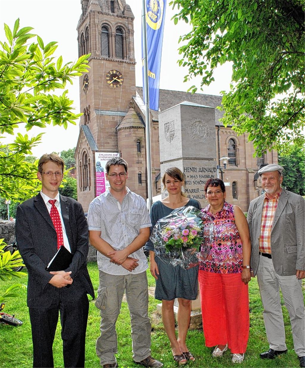 Stolz auf die gelungene Kirchensanierung: Pfarrer Markus Epting (v.li.), Steinmetz Anton Wachauf, Architektin Tanja Gerst, Kirchengemeinderatsvorsitzende Angela Bassier und Gemeinderat Walter Pflüger. Foto: Stahlfeld