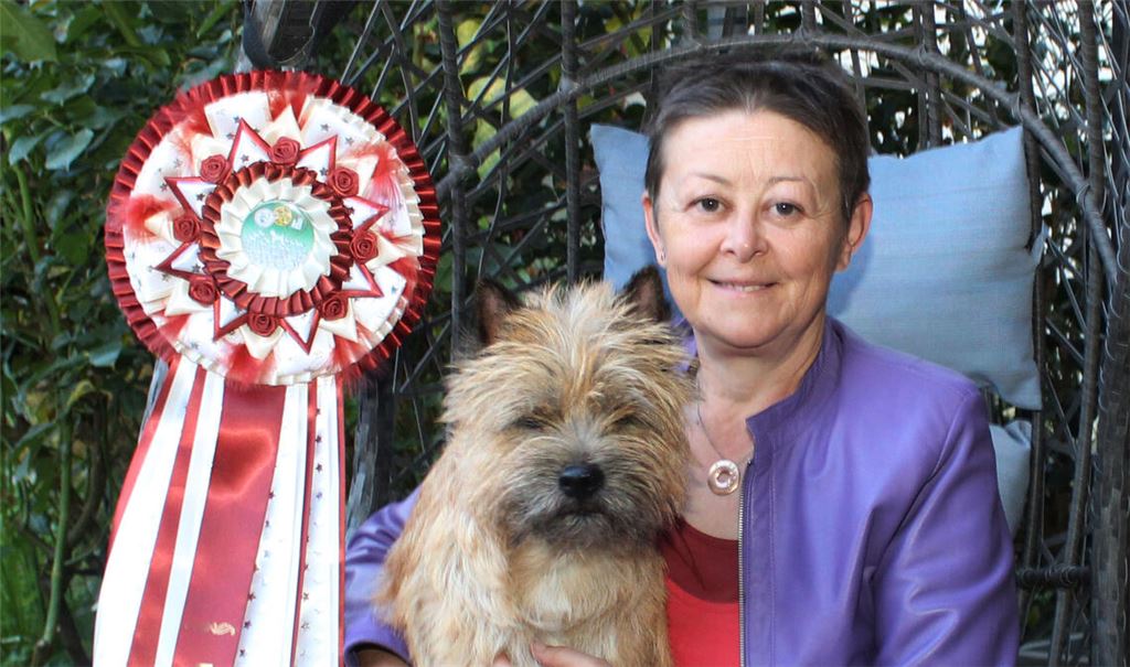Stolz auf ihren Cairn Terrier „Ryan“ ist die Pinacherin Dana Ruppert: Er gewann in Salzburg beim internationalen Wettbewerb den ersten Platz als „Best in Show“. Foto: Prokoph