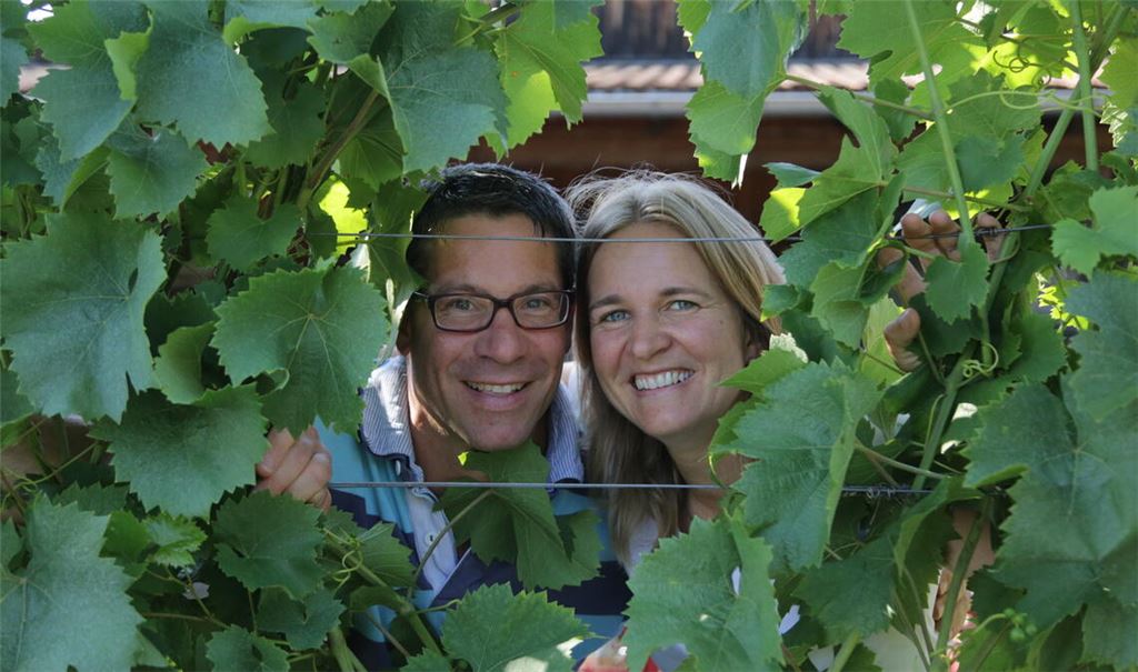Stolz auf ihren preisgekrönten Tropfen: Christian und Annette Häußermann vom gleichnamigen Weingut in Diefenbach blicken optimistisch nach vorne. Fotos: privat