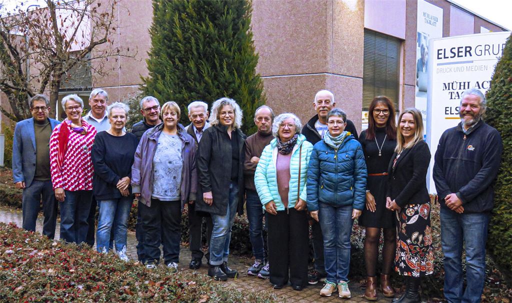 Stolz auf treue Zustellerinnen und Zusteller sind Verleger Hans-Ulrich Wetzel (v.li.), seine Mitarbeiterinnen und Mitarbeiter Claudia Schäfer, Harald Schick und (3. und 2. v.re.) Tanja Ebser und Jasmin Hammerl. Sie zeichnen bei einer Feier im Verlagshaus (ab 4.v.li.) Silke Bäuerle, Josef Diveki junior, der seinen Vater unterstützt, Carola Link, Josef Diveki senior, Sigrun Bernecker, Klaus Jäckle, Maria Martin-Gonzales, Ulrich und Karin Lindauer sowie (ganz re.) Michael Schlotterbeck aus. Foto: Becker