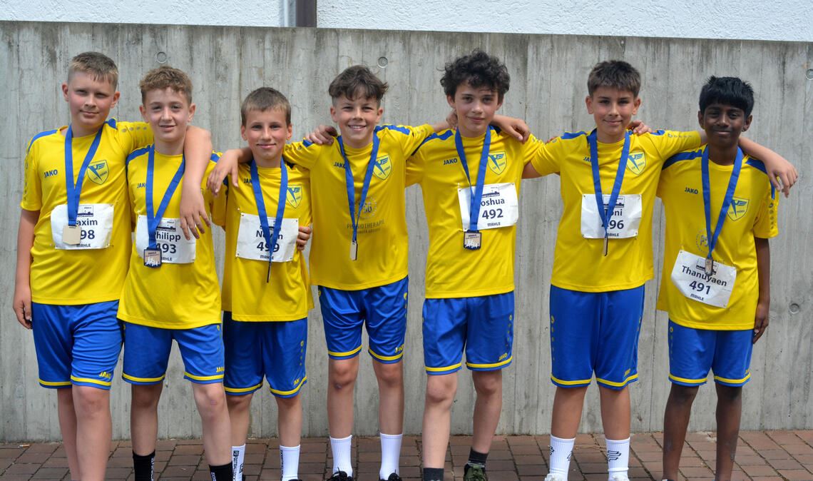 Stolz im Ziel: Phönix-Jungs können nicht nur kicken, sondern auch schnell laufen...