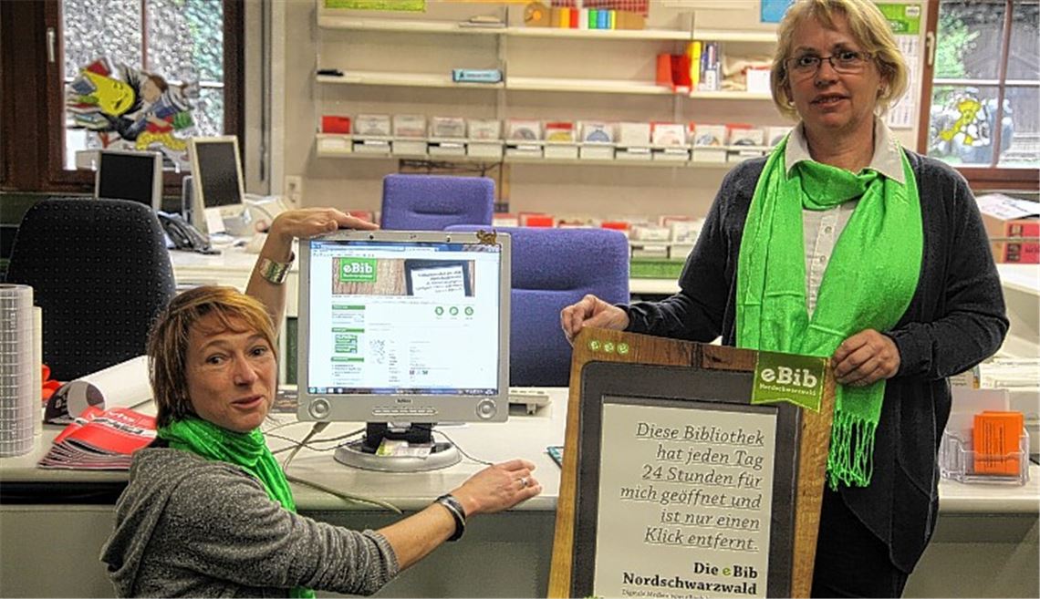 Stolz präsentieren Claudia Heiler (li.) und Christina Bröhl die neue „Onleihe“ der eBib Nordschwarzwald.